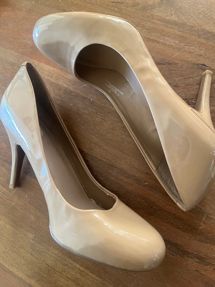 Zapatos de salón Mossimo beige nude 4" tacón de aguja 9,5 punta redonda imitación charol Foto 2 de 4