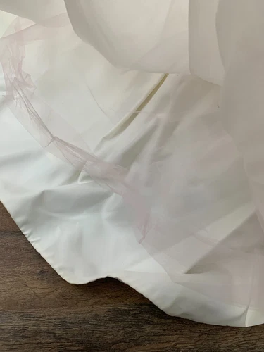 Bridal dress Givenchy wedding gown, silk embroidered leaves motif, sample dress  - Picture 14 of 24