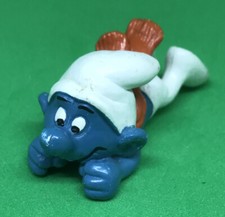 SCHLUMPF MIT ROTEM SCHAL SCHLITTEN FEHLT