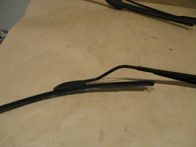 Maserati GranTurismo - RH Passenger Windshield Wiper Arm (LHD) - P/N 80065900
