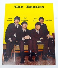 Photo ancienne des Beatles années 60 John, Paul, George et Ringo assis sur un canapé