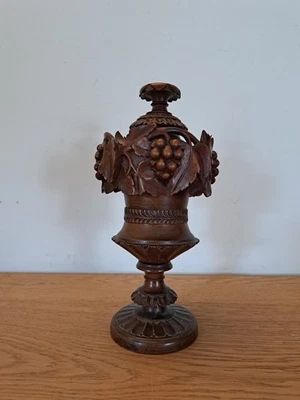 Boite couverte , Forêt Noire ou Suisse , Bois sculpté , XIX°. - Photo 1/4