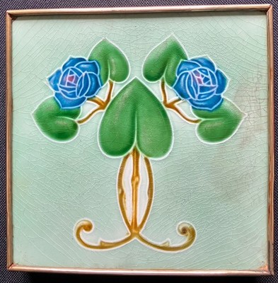 Jugendstil blaue Rose Kachel Untersetzer Messing montiert Teekanne Ständer um 1900