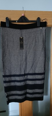 BNWT Lipsy skirt Lined Knitted Skirt Size Cost £35 UK