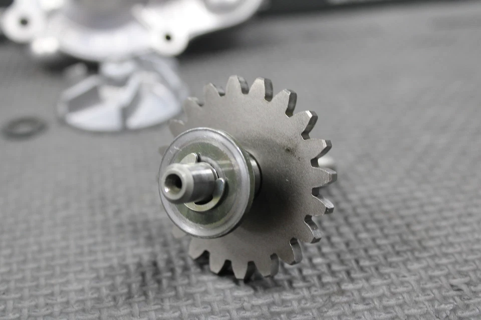 2002 年 YAMAHA 99-22 YZ250 原始设备制造商发动机水泵房盖轴冲压器套装 — 第 3/4 张图片