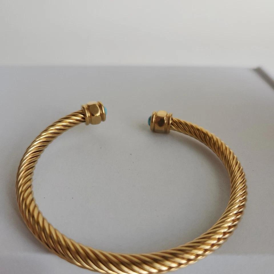 Brazalete con cable trenzado tono dorado con extremos azul turquesa Foto 4 de 4