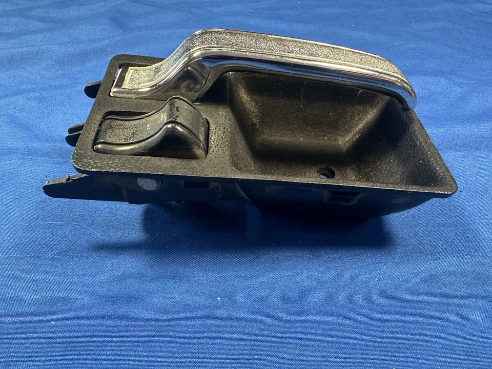 JEEP Cherokee XJ Comanche MJ 1984-1996 Passenger Side Interior Door Handle - Image 4 of 4