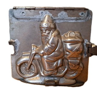 Seltene Vintage Metall Scharnier Schokoladenform des Weihnachtsmanns auf einem Motorrad.