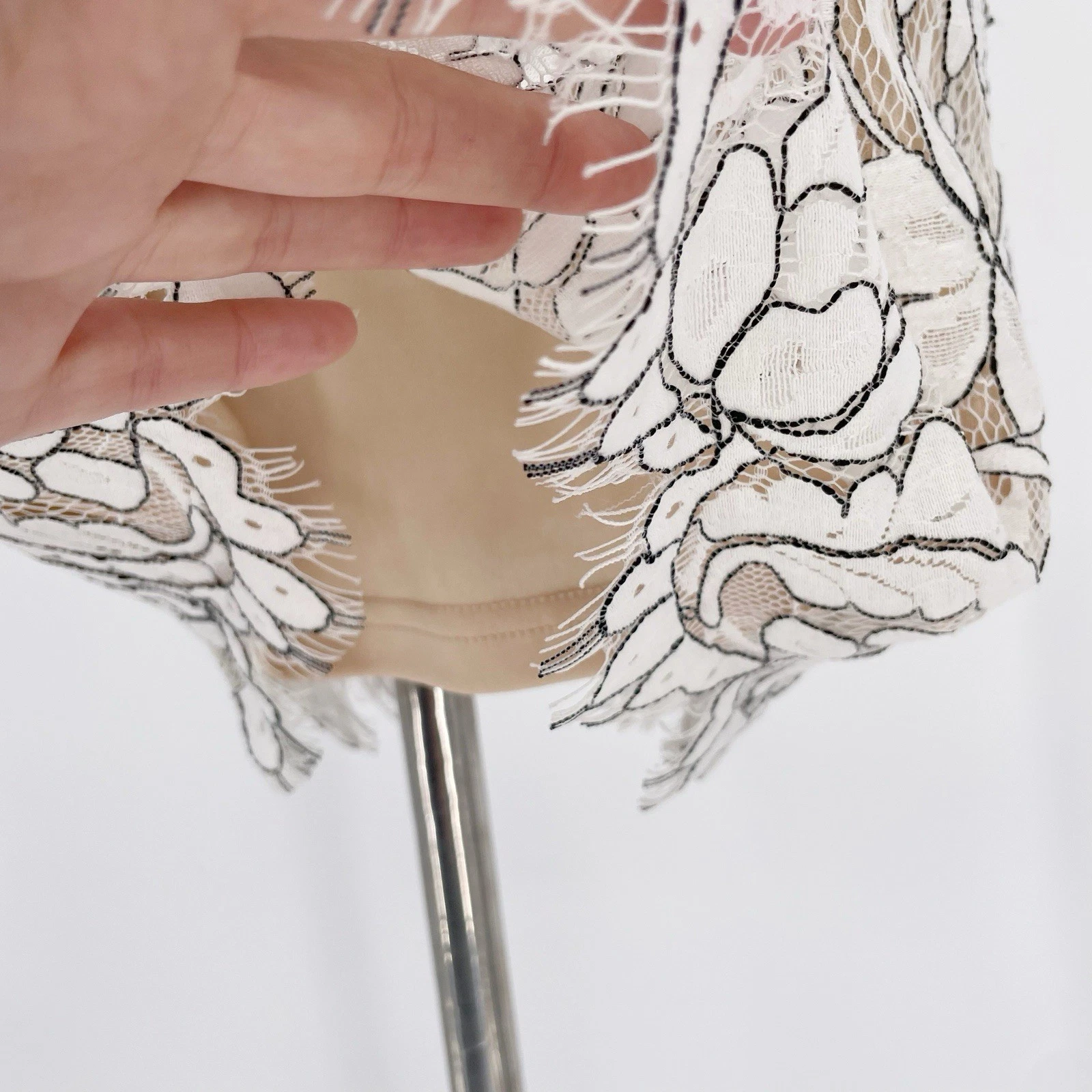 OFF WHITE Mini abito da cocktail Lulu’s Delicate Darling beige e avorio in pizzo bodycon taglia M