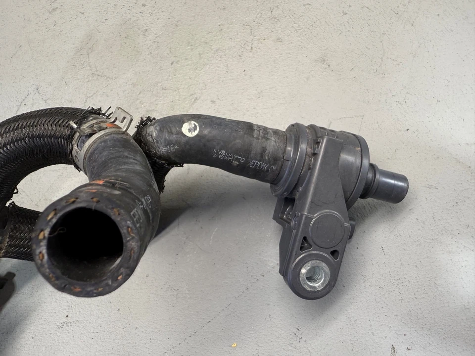 Tubo de tubo de manguera de paso de refrigerante de motor con válvula 2021 Toyota Avalon OEM 2,5 L OEM Foto 4 de 4