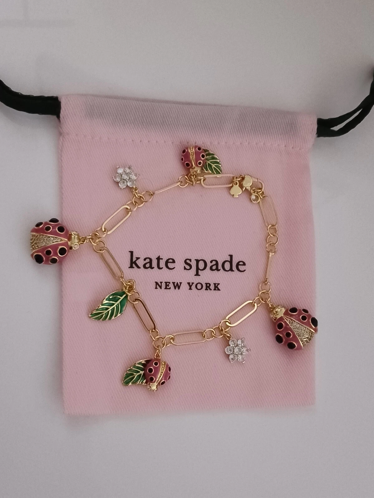 Kate SPADE New York Bracelet coccinelles. En plaqué or émail et strass