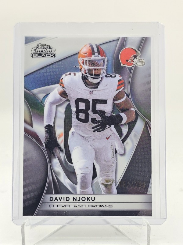 DAVID NJOKU 2025 TOPPS CHROME BLACK REFRACTOR /299 #28 BROWNS Q6608