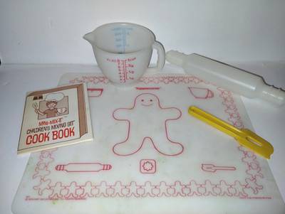 Vtg Tupperware Toys Mini Mix It Spatula Measuring Cup Mat Rolling Pin Booklet 79