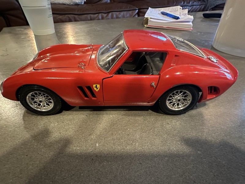 Bburago Ferrari Red Diecast Model Car 1:18 Scale w/ Plate 77636 MO MO 7434
