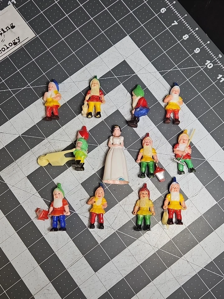 Juego de 12 figuras de plástico vintage de Blancanieves y los siete enanitos CAKE TOPPER GUC Foto 2 de 4