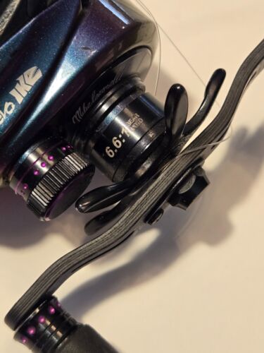 Abu Garcia Revo IKE Low Profile Reel 6.6:1 Baitcasting Reel Carbon Handle - Picture 3 of 11