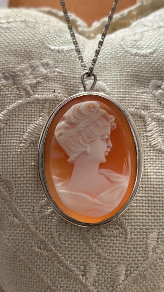 Collier pendentif camée blanc chaîne argentée