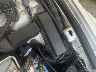 2001-2005 LEXUS IS300 UNDER HOOD FUSE RELAY JUNCTION BOX OEM  WITH COVER  