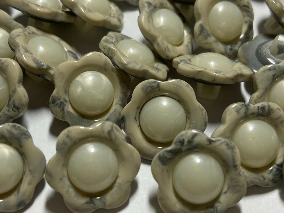 Marbled Cream/Grey Flower/Floral Pearl Center Poly Button 13mm 15mm 18mm Shank - Image 3 of 4