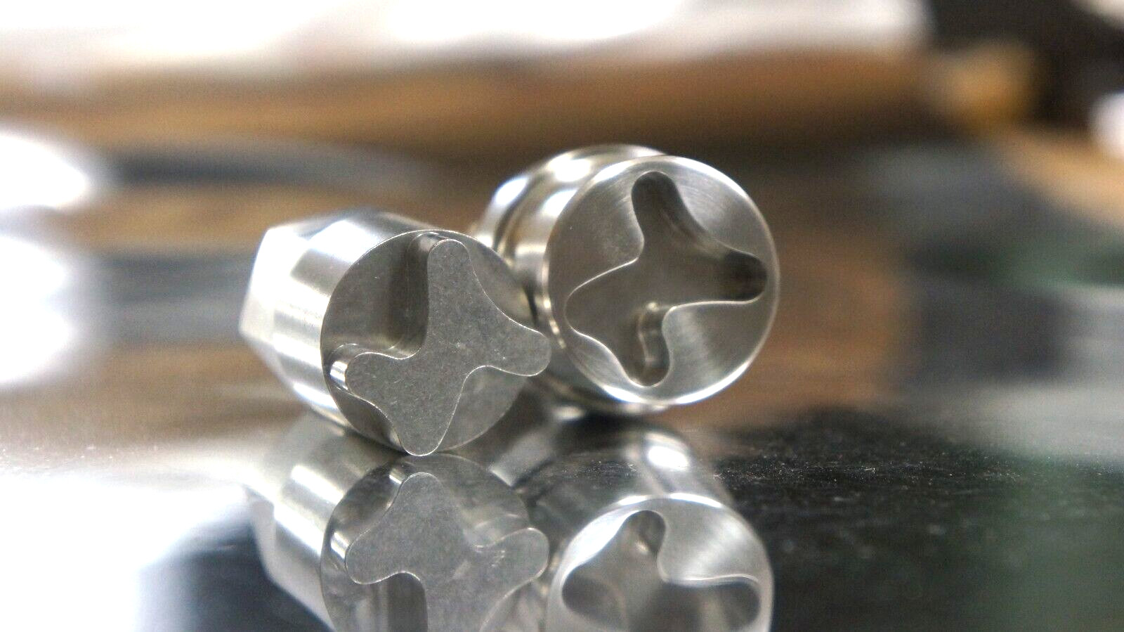 4x Locking 14x1.5 TITANIUM LUG BOLT Audi VW Bentley Mercedes Genesis