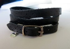 Pulsera envolvente de cuero negro con hebilla de plata 925 con corazón colgante
