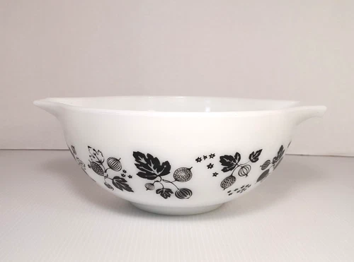 Pyrex 443 Black White Gooseberry 2.5 qt Quart Cinderella Mixing Bowl