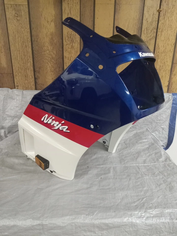 Carenado faro superior OEM 84/85 Kawasaki Gpz600r en colores originales. Foto 3 de 4