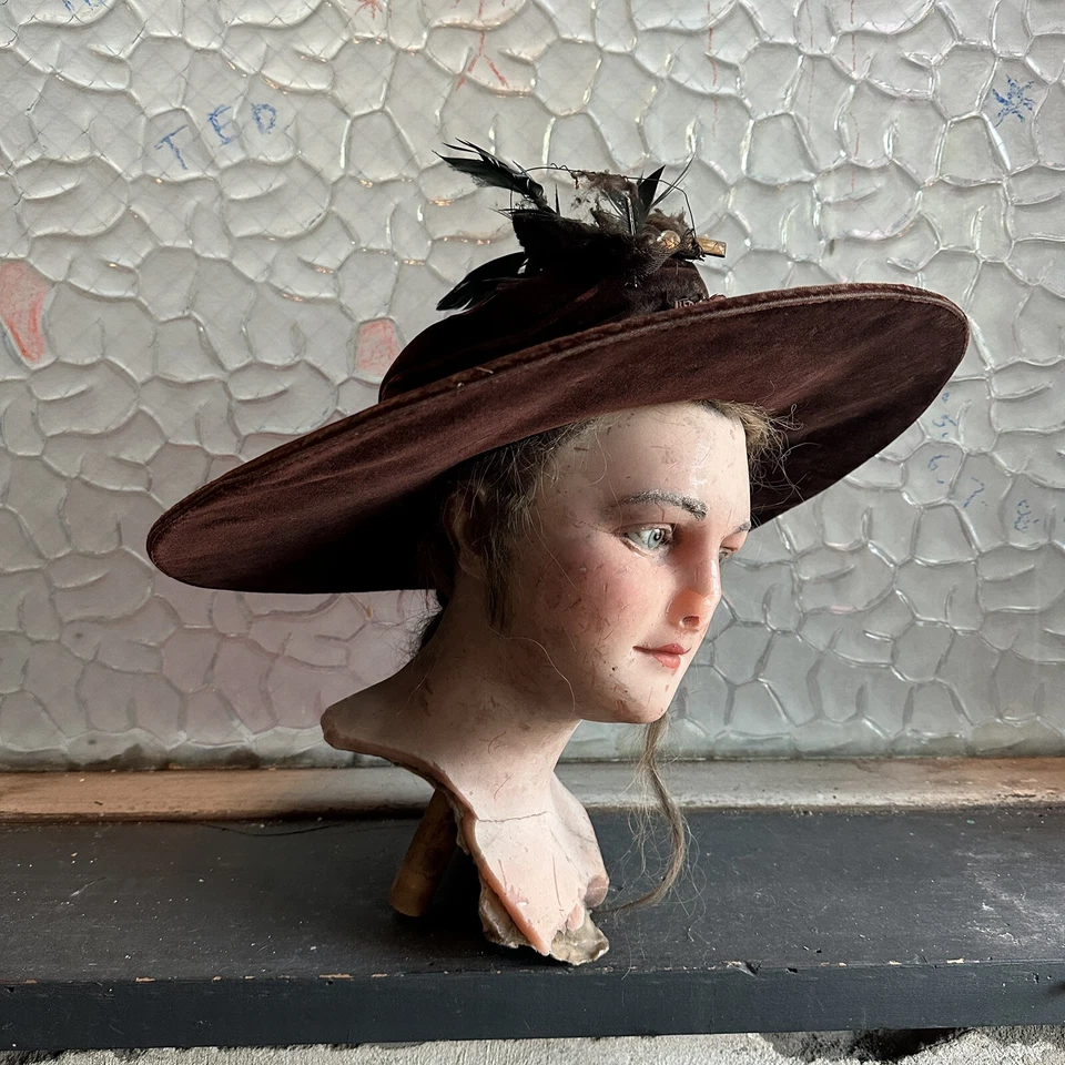 Antiguo sombrero de pluma con cinta de terciopelo marrón eduardiano de la década de 1910 Gibson niña Foto 2 de 4