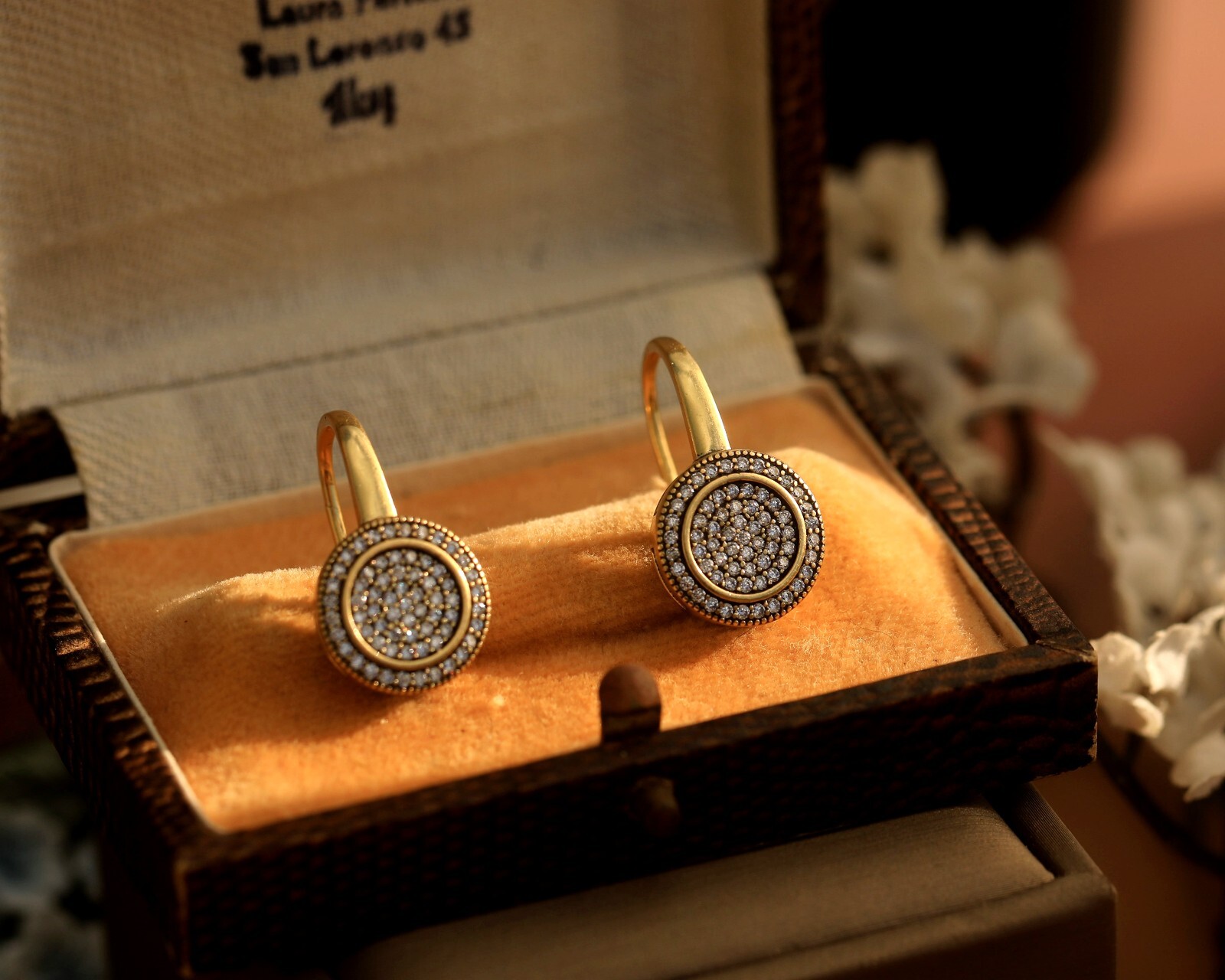 Pendientes Dormilones Art Deco Dorado Redondo Engastado Con CZ Blanco Simple SA3