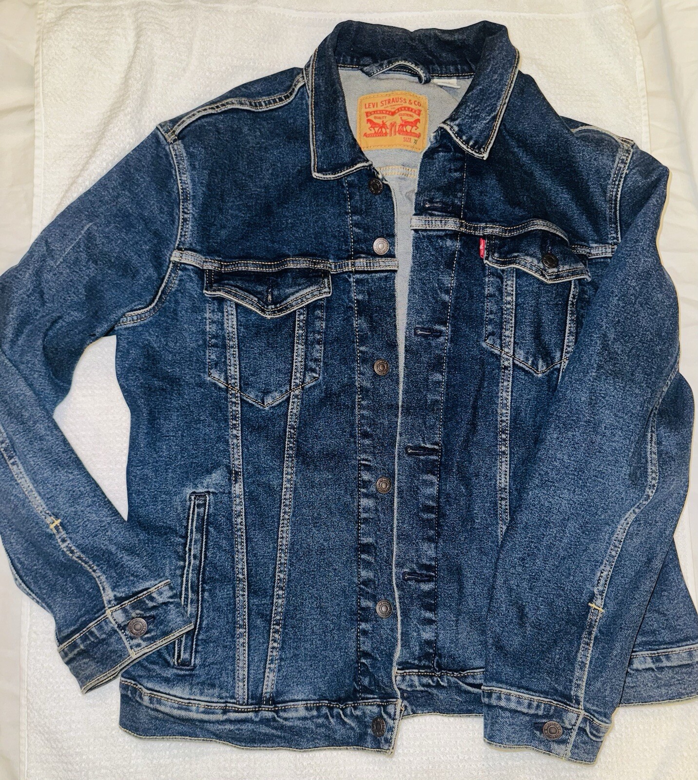 Levi's classic denim jacket for men in size XL-image