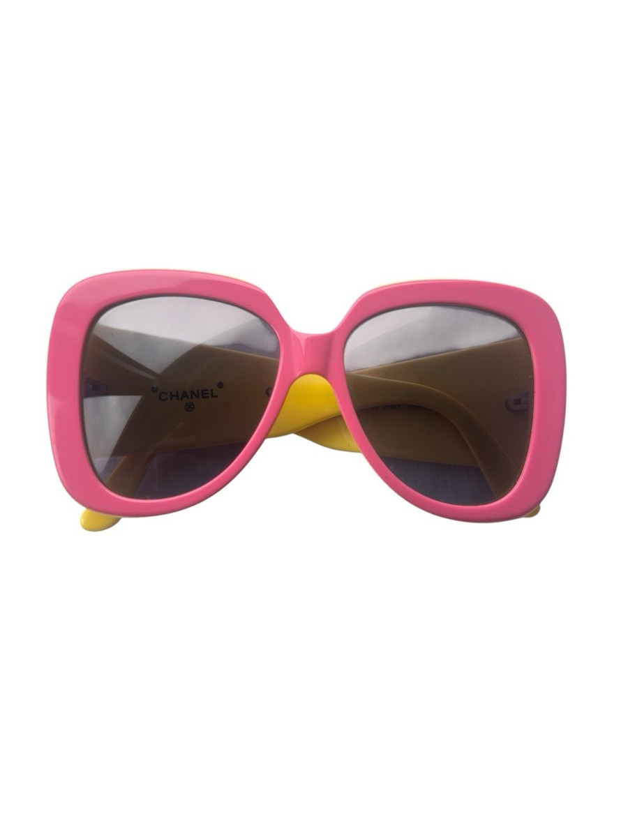 CHANEL Runway Spring Summer 2022 Barbie Sunglasses Navy Pink NIB Every Vintage Chanel Reference You Might Have Missed In  main image 4