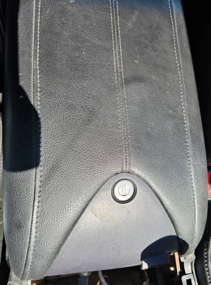 Крышка центральной консоли 2007-2010 Acura RDX черная от оригинального производителя запираемый кожаный чехол для подлокотника - Изображение 2 из 3