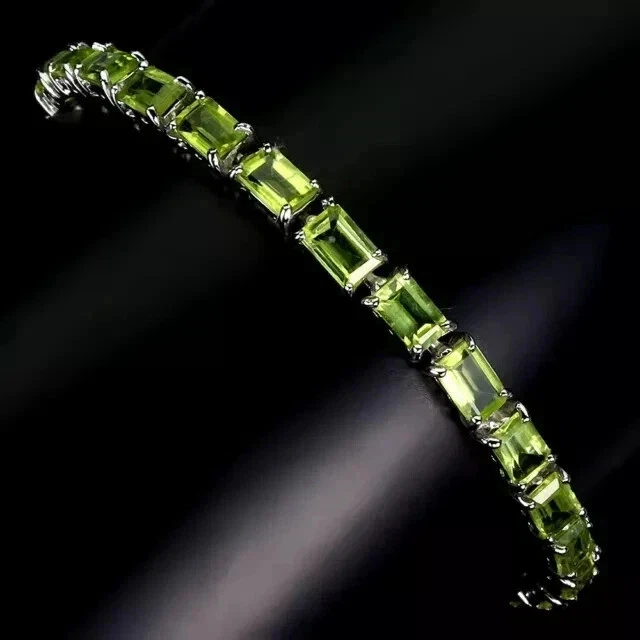 Brazalete de tenis para hombre de peridoto creado en laboratorio esmeralda de 7 quilates acabado en oro blanco de 14 quilates Foto 2 de 3