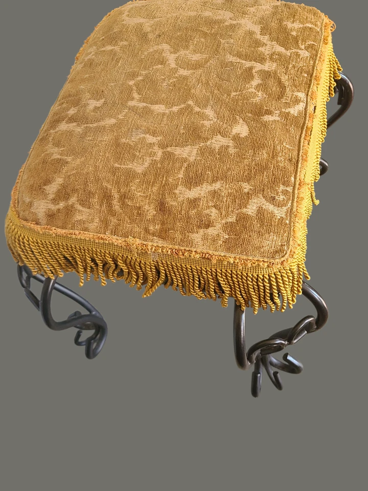 Banco superior tapizado de hierro forjado estilo gótico español vintage Foto 3 de 4