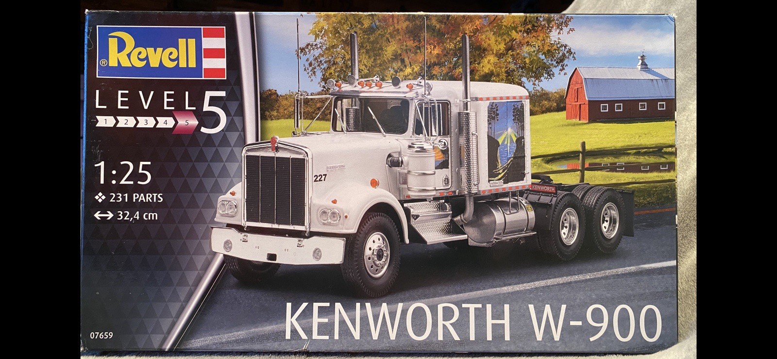 Sealed 1/25 Scale Revell Kenworth W-900 Plastic Model Kit #07659