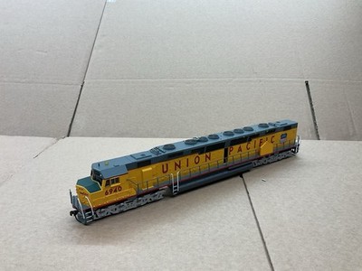 BACHMANN HO SCALE DIESELLOK DD40AX UNION PACIFIC CENTENNIAL N.6940 LESEN!