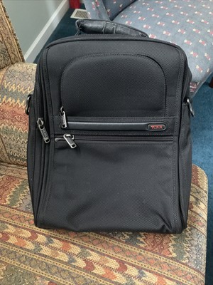 tumi travel tote