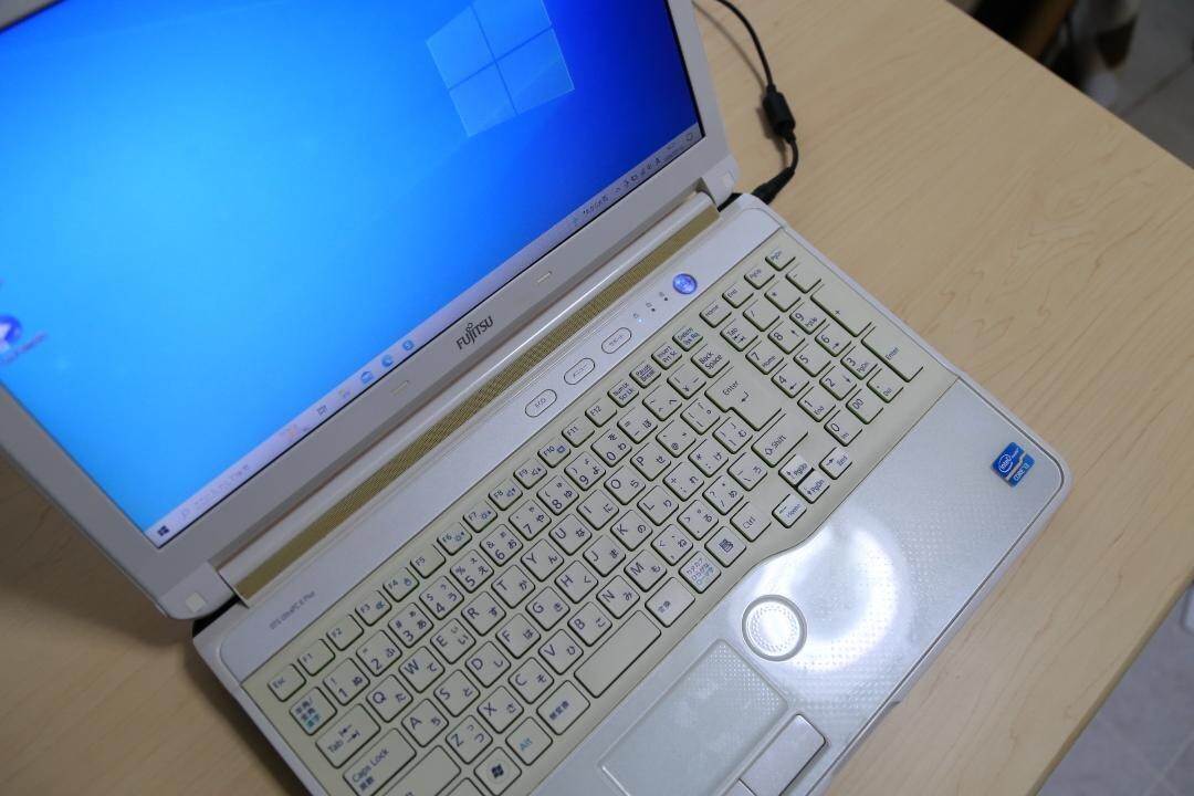 Fujitsu LIFEBOOK AH54/E FMVA54EWG2 Core i3 2330M 2.20GHz SSD 120GB 