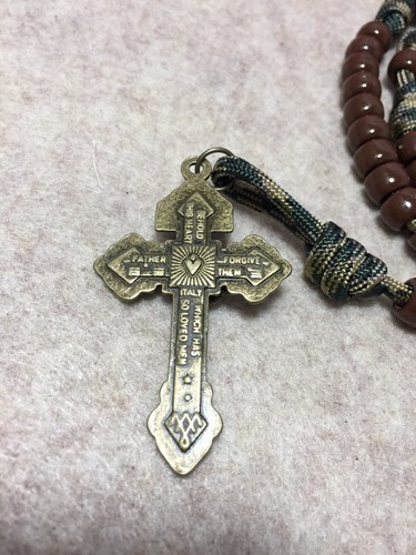 Rosario Paracord - Rosario Católico - Crucifijo de Perdón - Hecho a Mano - Imagen 6 de 6