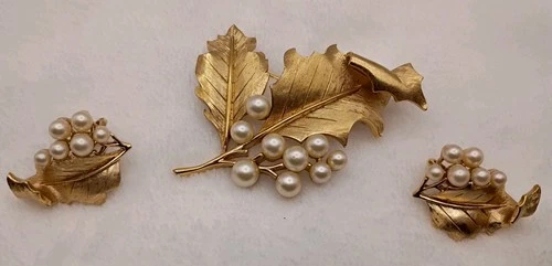 Trifari Vintage Gold Tone Leaf & Pearl Brooch Clip-On Earrings Jewelry Set