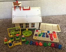 VINTAGE 1971 FISHER PRICE PLAY FAMILY SCHOOL HOUSE 923 LITTLE PEOPLE INCOMPLETE