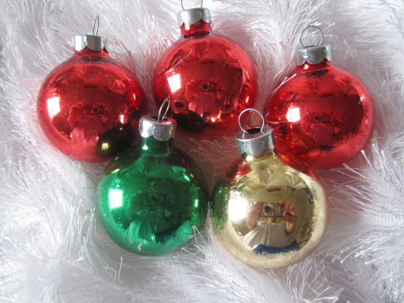 Vintage Lot of 5 GLASS ROUND BALL 1.5" ORNAMENTS Christmas Green, Red, Gold
