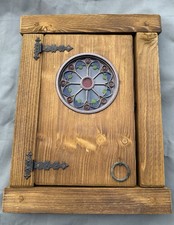 Finestrella Rustica Con Rosone Gotico. Grata In Ferro Battuto