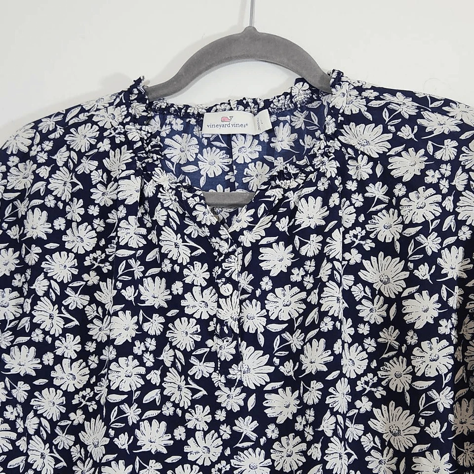 Blusa floral azul marino talla grande Vineyard Vines para niña Foto 2 de 4