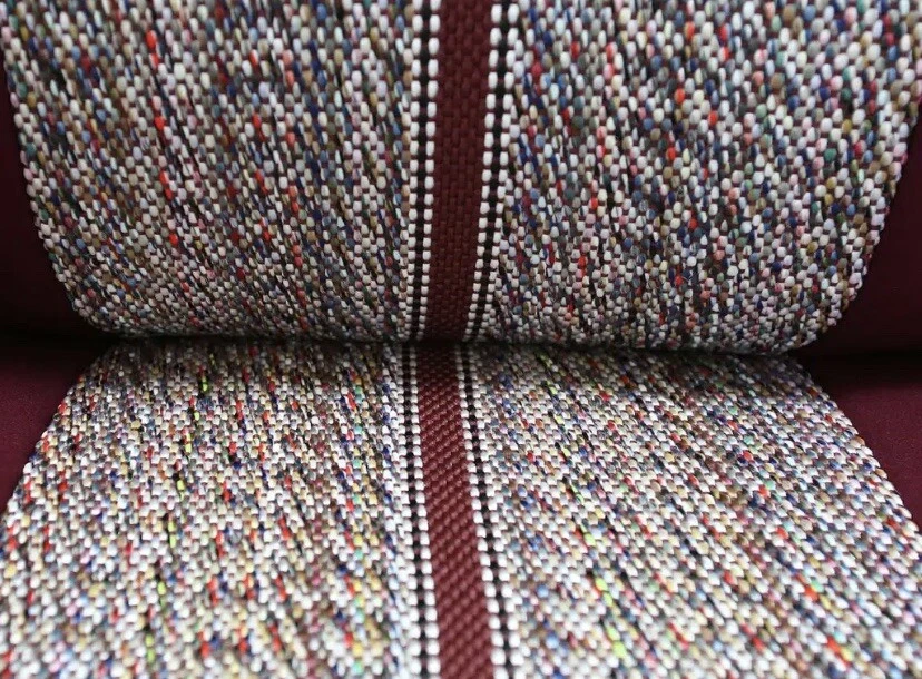 Cubiertas de asiento de manta de sillín de fila trasera personalizadas Coverking Wine Chrysler 300 Foto 4 de 4