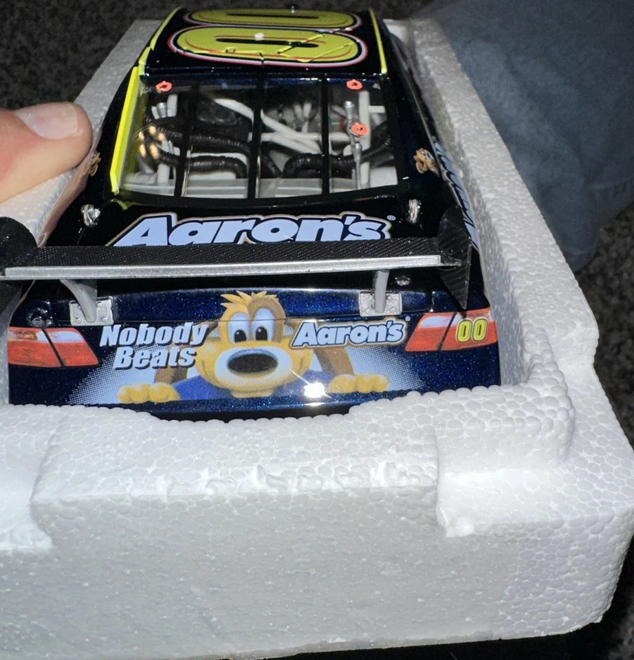 2010 David Reutimann #00 Aaron's 1/24 Action NASCAR autografado - Imagem 3 de 4