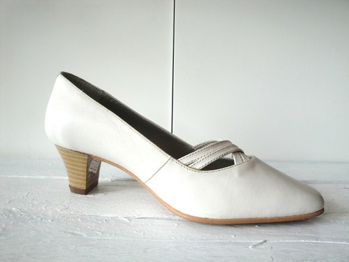 Zapato de piel blanco roto con tacón ancho especial y talla 34 - Imagen 5 de 7
