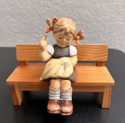 Hummel  Figurine ''Nimble Fingers'' # 009  Hum 758  1997 TMK 7 NEW!