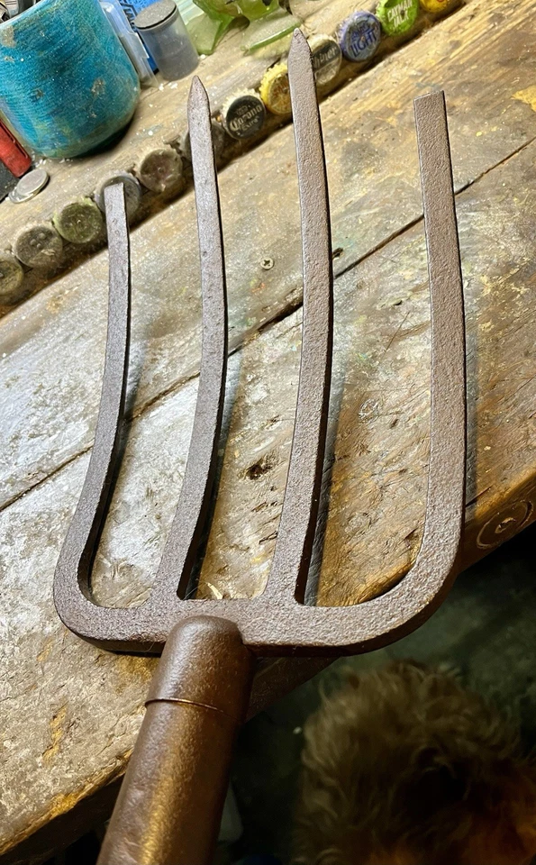 "Antiguo tenedor para patatas de finales del siglo XIX a principios del siglo XX 41"" de alto" Foto 2 de 4