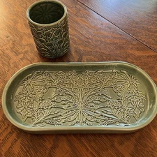 William Morris & Co Green Ceramic Bathroom Vanity 2 Piece Set 12in Tray With Cup